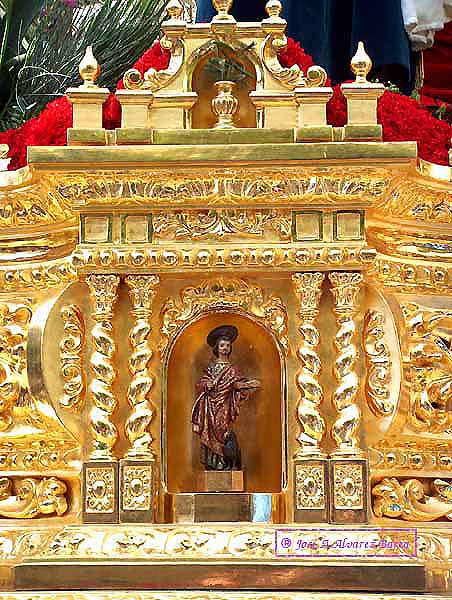 Capilla-Hornacina con la imagen de un Apostol en los laterales del Paso de Misterio de Cristo Rey en su Entrada Triunfal en Jerusalén