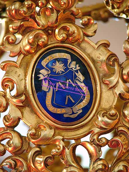 Detalle del escudo de esmalte del Instituto de La Salle en la corona de Nuestra Señora de la Estrella