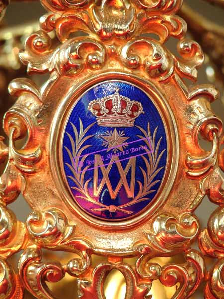 Detalle del escudo de esmalte de la Hermandad en la corona de Nuestra Señora de la Estrella