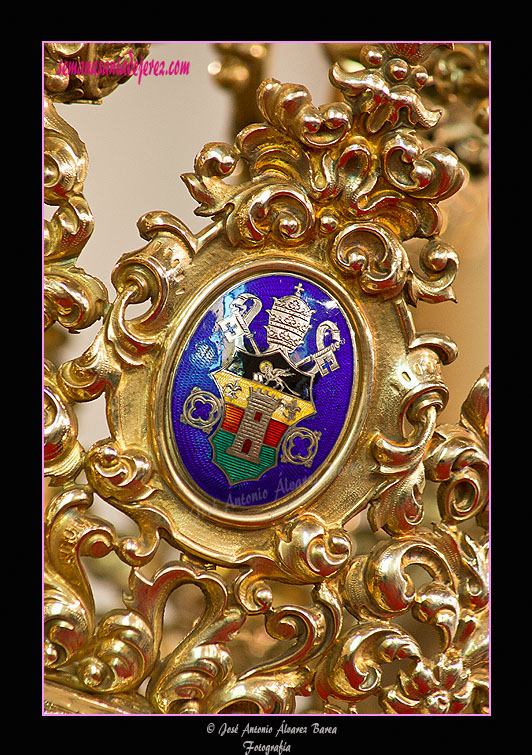 Detalle del escudo de esmalte del Papa S.S.Juan XXIII (reinante cuando se bendijo la imagen) en la corona de Nuestra Señora de la Estrella