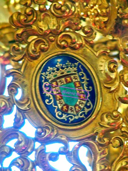 Detalle del escudo de esmalte de los Antiguos Alumnos de La Salle (Indivisa Manent) en la corona de Nuestra Señora de la Estrella