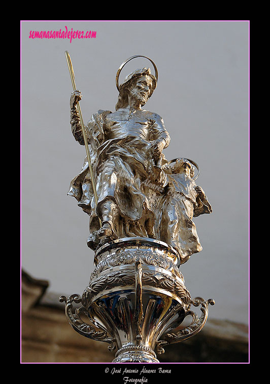 Figura de San José, remate del asta del Banderín del Colegio Sagrado Corazón - La Salle de la Hermandad de Cristo Rey en su Triunfal Entrada en Jerusalén