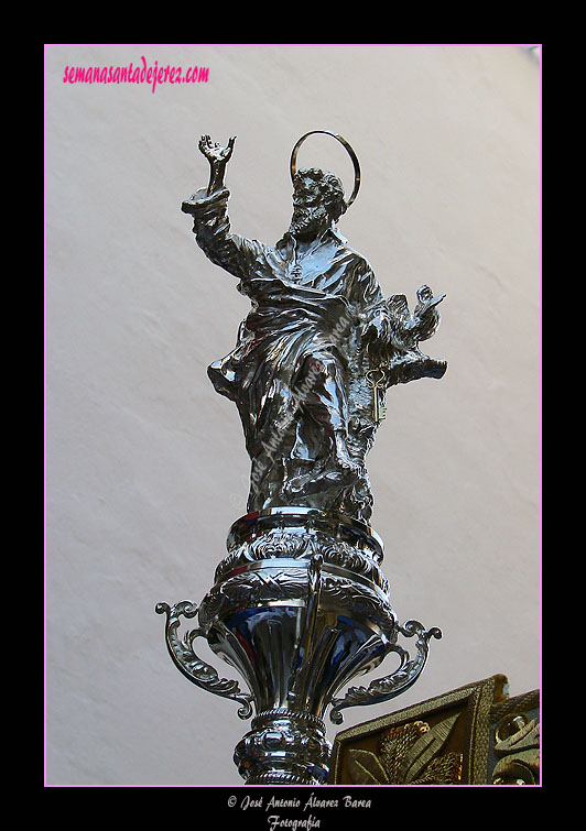 Figura de San Pedro, remate del asta del Banderín del Colegio Buen Pastor - La Salle de la Hermandad de Cristo Rey en su Triunfal Entrada en Jerusalén
