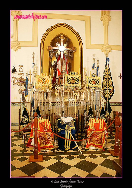 Altar de Insignias de la Hermandad de Cristo Rey en su Entrada Triunfal en Jerusalén