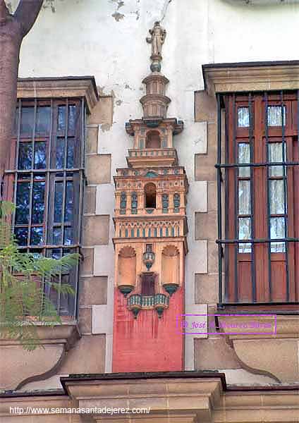 Detalle de la Giralda, en alto relieve, sobre la puerta principal (Colegio de San José)