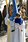 Nazareno con pequeño acólito del cortejo del paso de Misterio de la Hermandad de Cristo Rey en su Triunfal Entrada en Jerusalén