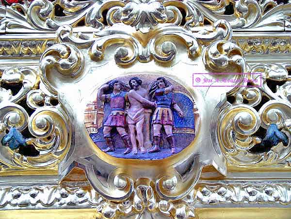 Medallón de un lateral de la canastilla del Paso de Misterio de Nuestro Padre Jesús del Consuelo en el Desprecio de Herodes