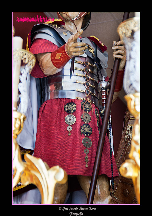 Detalle de la vestimenta y coraza del soldado romano (Paso de Misterio de Nuestro Padre Jesús del Consuelo en el Desprecio de Herodes)