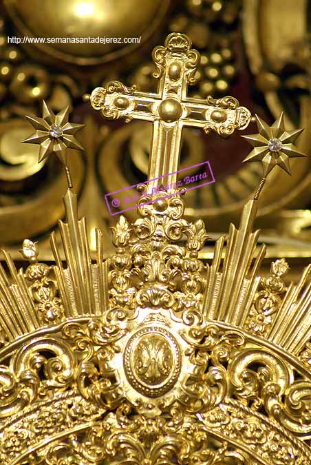 Cruz que remata la corona de Madre de Dios de la Misericordia 