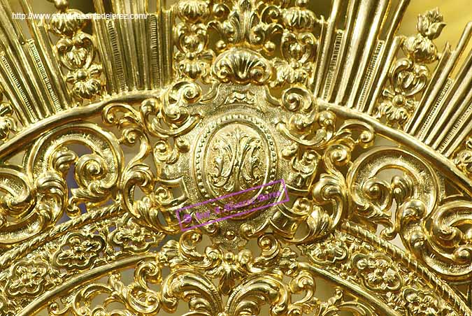 Escudo mariano en la corona de Madre de Dios de la Misericordia