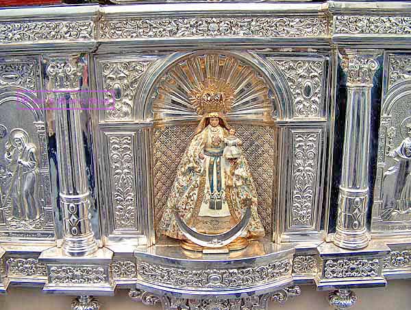 La Virgen de las Montañas, en un lateral de los respiraderos del Paso de Palio de Madre de Dios de la Misericordia