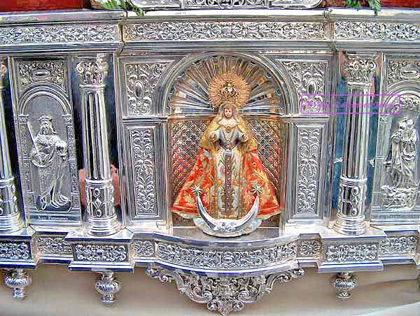 La Virgen de los Remedios, en un lateral de los respiraderos del Paso de Palio de Madre de Dios de la Misericordia