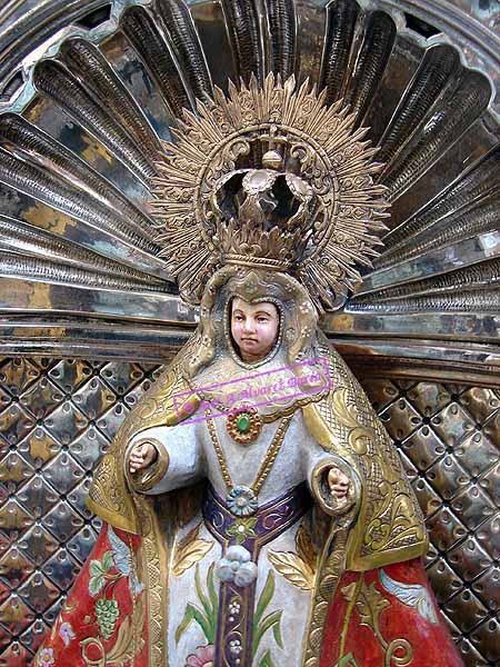 La Virgen de los Remedios, en un lateral de los respiraderos del Paso de Palio de Madre de Dios de la Misericordia