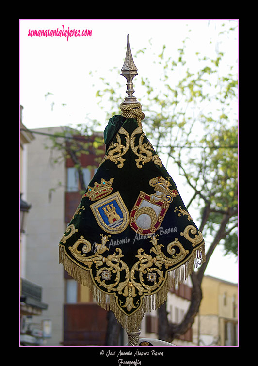 Banderín de la Banda de Cornetas y Tambores Fundación Zoilo Ruiz Mateos de Rota (Cádiz), tras el Paso de Misterio de Nuestro Padre Jesús del Consuelo en el Desprecio de Herodes