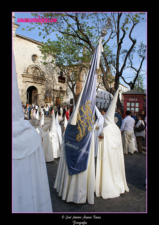 Nazareno portando la Bandera de la Virgen de la Hermandad del Transporte