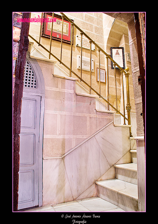 Escalera de acceso al Camarin de la Virgen de la Merced en la lateral derecho del Altar Mayor de la Basílica de Nuestra Señora de la Merced Coronada