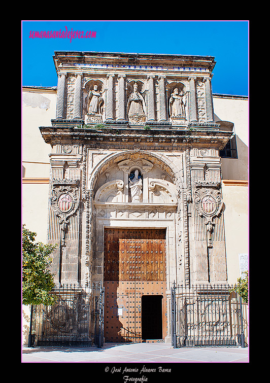 Portada principal de la Basílica de Nuestra Señora de la Merced Coronada