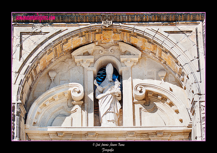 Frontón curvo partido de la Portada principal de la Basílica de Nuestra Señora de la Merced Coronada