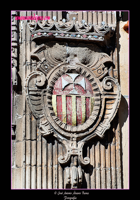 Escudo mercedario en las pilastras de la Portada principal de la Basílica de Nuestra Señora de la Merced Coronada