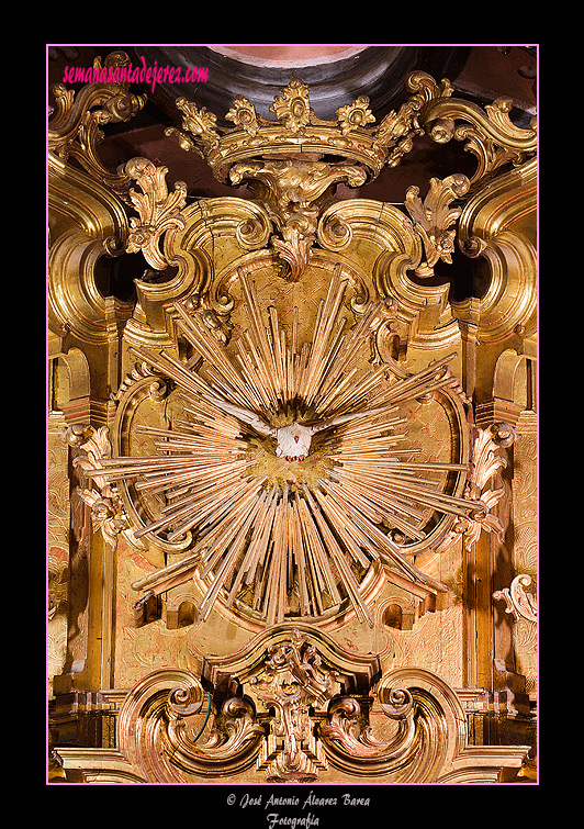 Espíritu Santo en el ático del Retablo de la Virgen Chiquita de la Merced (Basílica de Nuestra Señora de la Merced Coronada)