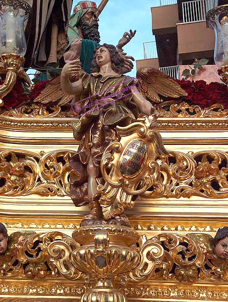Arcángel con cartela en los laterales de la canastilla del Paso de Misterio del Santisimo Cristo de la Coronación de Espinas