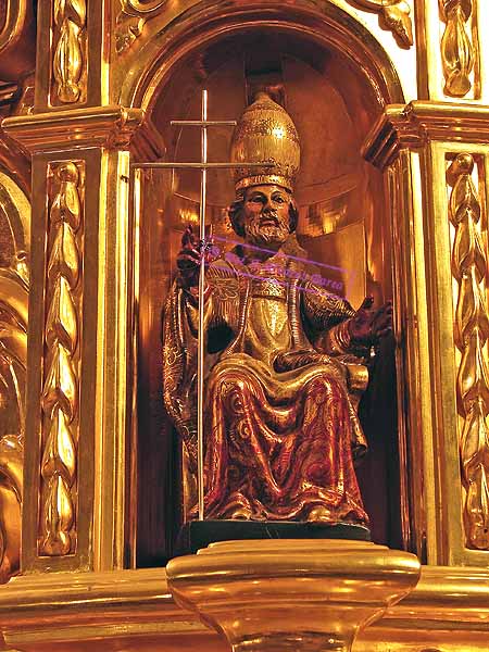 Capilla con la imagen de San Pedro en la canastilla del Paso de Misterio del Santisimo Cristo de la Coronación de Espinas