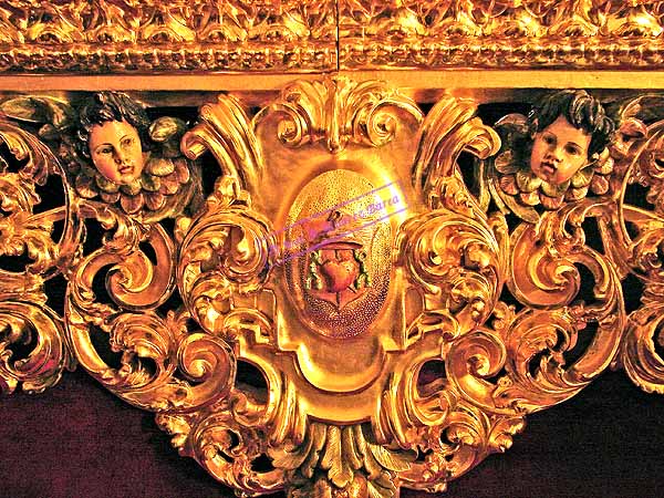 Detalle de escudo en un lateral de los respiraderos del Paso de Misterio de la Coronación de Espinas