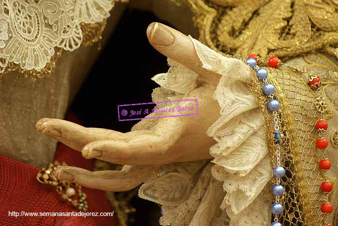 Mano izquierda de María Santísima de la Paz en su Mayor Aflicción