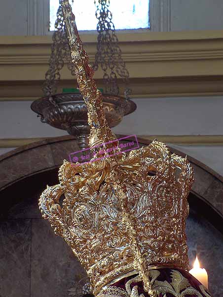 La ráfaga de la Corona de María Santísima de la Paz en su Mayor Aflicción está repujada a dos caras
