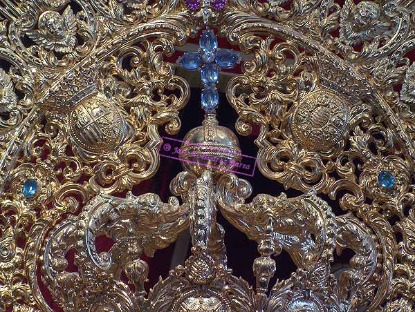 La Cruz está en la interior sobre los imperiales en la Corona de María Santísima de la Paz en su Mayor Aflicción