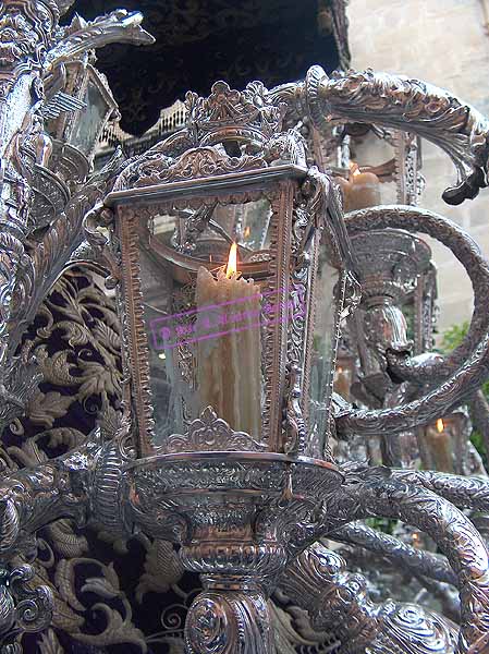 Detalle de los faroles que rematan los candelabros de cola del paso de Palio de María Santísima de la Paz en su Mayor Aflicción