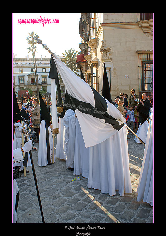 Nazareno portando la Bandera del Señor de la Hermandad de la Coronación de Espinas