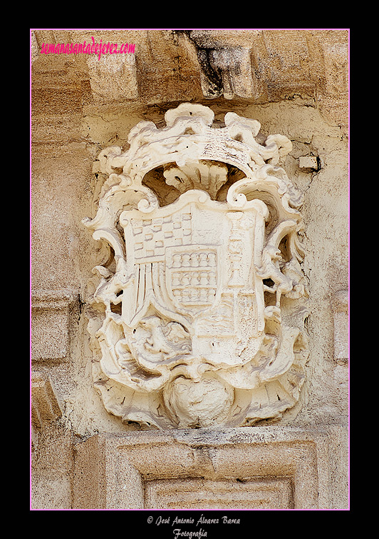 Escudo en la portada principal de la Capilla de los Desamparados