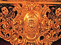Detalle de escudo en un lateral de los respiraderos del Paso de Misterio de la Coronación de Espinas