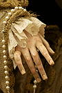 Detalle de una mano de María Santísima de la Paz en su Mayor Aflicción