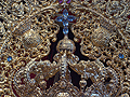 La Cruz está en la interior sobre los imperiales en la Corona de María Santísima de la Paz en su Mayor Aflicción