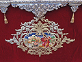 Medallón bordado en el faldón frontal del paso de Palio de María Santísima de la Paz en su Mayor Afflicción