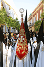 Nazareno portando el Banderín de San Juan Bautista de la Hermandad de la Coronación de Espinas