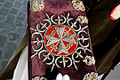 Detalle del escudo en la tapa del Libro de Reglas de la Hermandad de la Coronación de Espinas