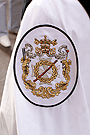 Escudo de la Hermandad sobre la capa de los nazarenos de la Hermandad de la Coronación de Espinas