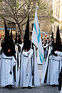 Nazareno portando la Bandera de la Virgen de la Hermandad de la Coronación de Espinas