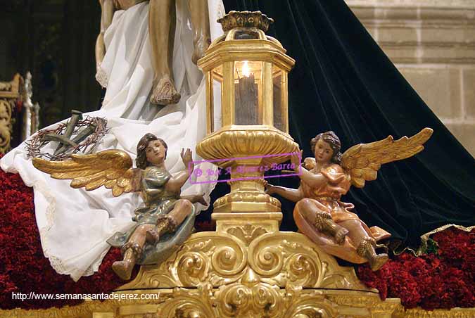Angelitos sujetando un farol colocado en un lateral del paso de Misterio de Nuestra Señora de las Angustias