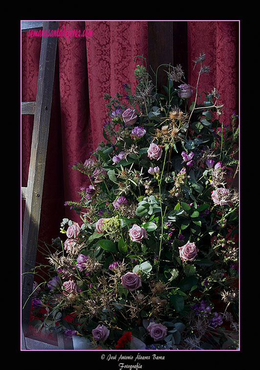 Exorno floral de la Cruz de Nuestra Señora de las Angustias en el Besamanos 2011