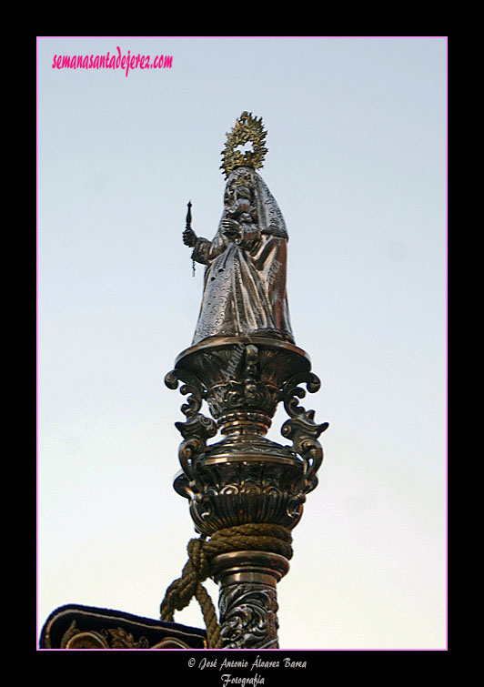 La Virgen del Rosario, figura del remate del asta del Banderín de los Hermanos Costaleros de la Hermandad de las Angustias