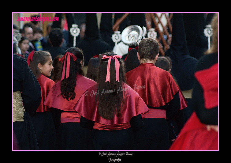 Escolanía cantando el Miserere de Hilarión Eslava delante del Paso de Nuestra Señora de las Angustias