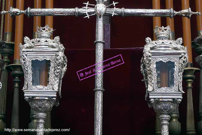 Restauración de los faroles que acompañan a la Cruz de Guía de la Hermandad de Nuestra Señora de las Angustias