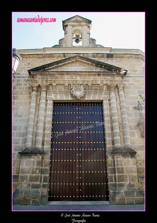 Puerta principal de entrada de la Capilla de Nuestra Señora de las Angustias