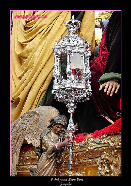 Angel sosteniendo un farol en los laterales de la canastilla del Paso de Misterio de la Sagrada Cena de Nuestro Señor Jesucristo