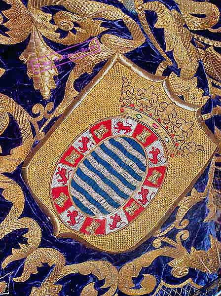 Escudo de Jerez bordado en el manto de salida de Santa María de la Paz 
