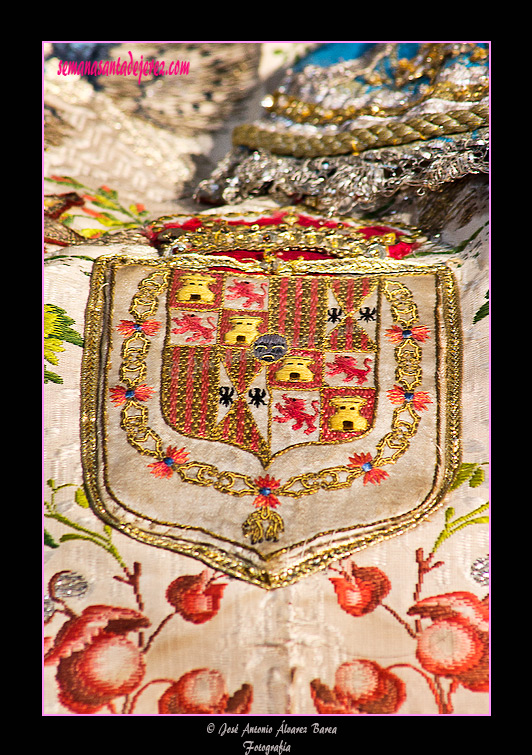 Escudo bordado en la saya de Santa Maria de la Paz y Concordia en sus Misterios Gloriosos (Iglesia de San Marcos)